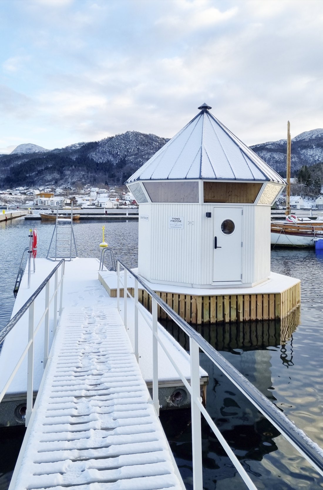 Badstova ein vinterdag med snø på brygga